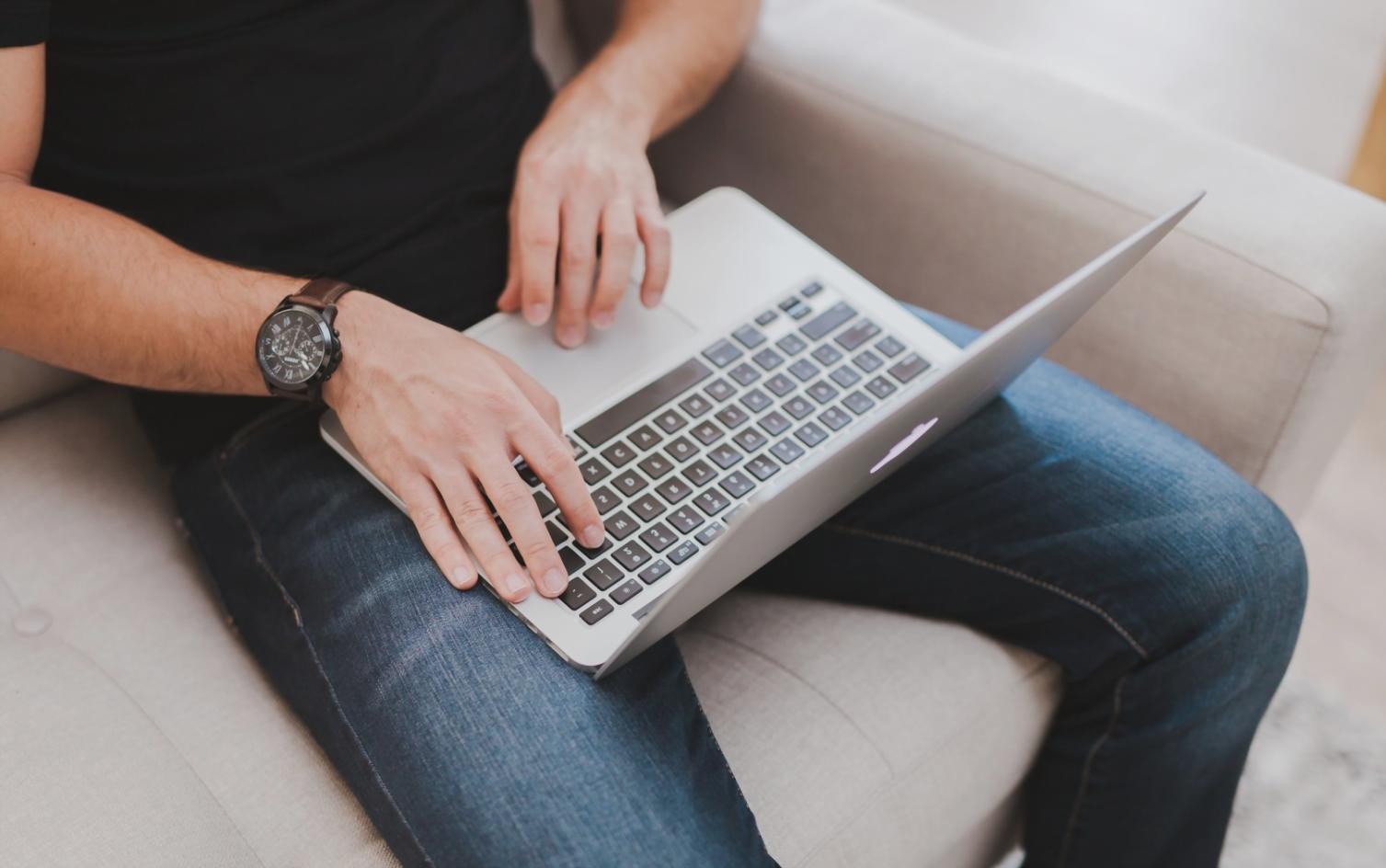 Eğitim başarı metrikleri ve katılımcı geri bildirimleri